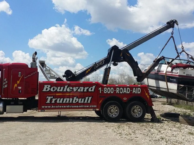 Boulevard Trumbull rotator crane lifting heavy equipment