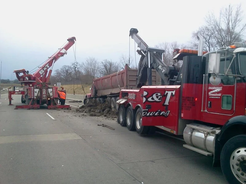 Boulevard and Trumbull heavy duty wrecker on recovery job